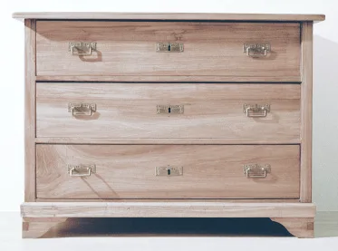 Kommode in Nussbaum mit drei Schubladen