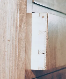 Detailaufnahme einer gezinkten Schublade