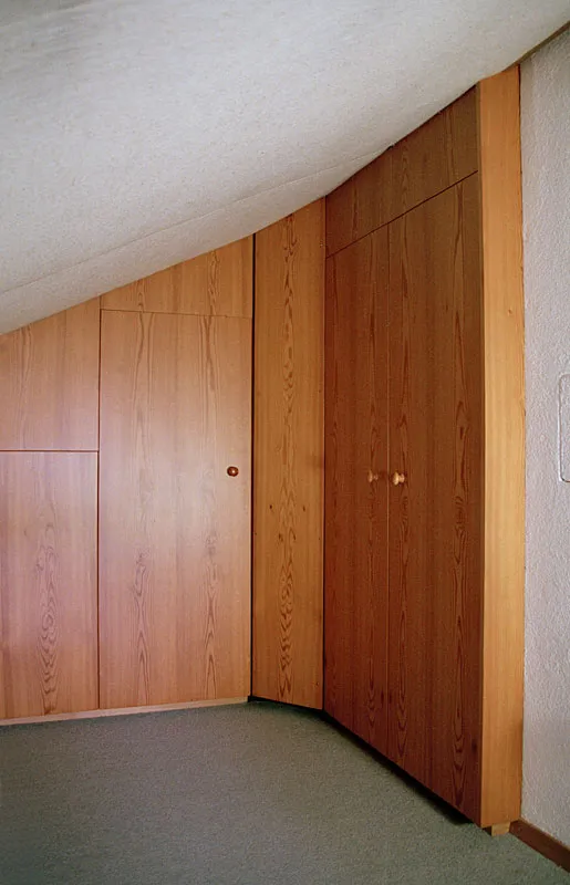 Über Eck eingebauter Schrank in Douglasie