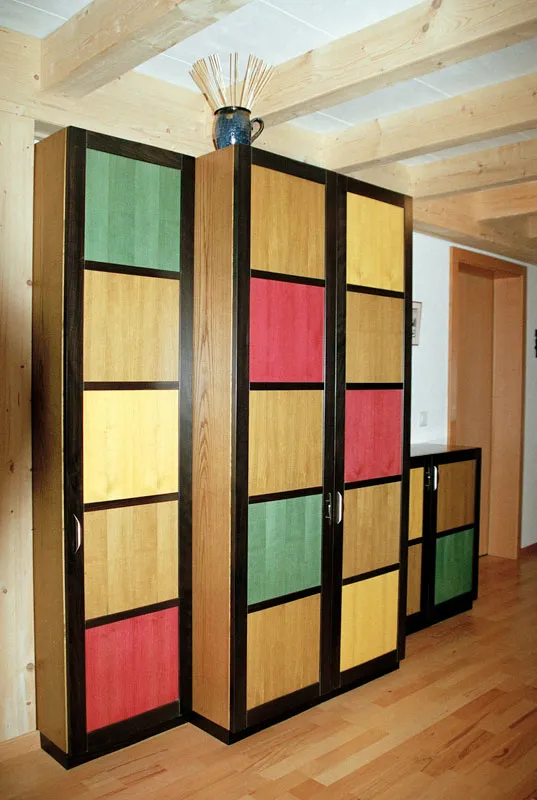 Einbau-Garderobe mit farbigen Füllungen