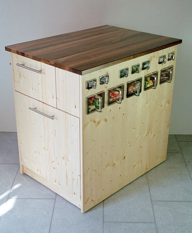 Rollkorpus aus Fichtenplatten mit Nussbaumblatt