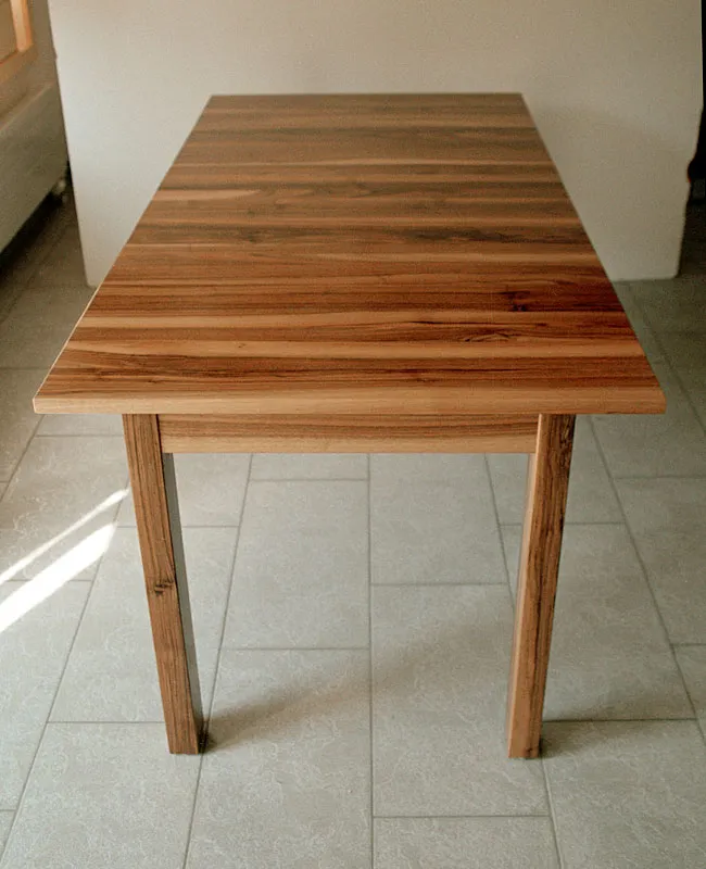 Tisch aus massivem Nussbaum mit querlaufender Tischplatte